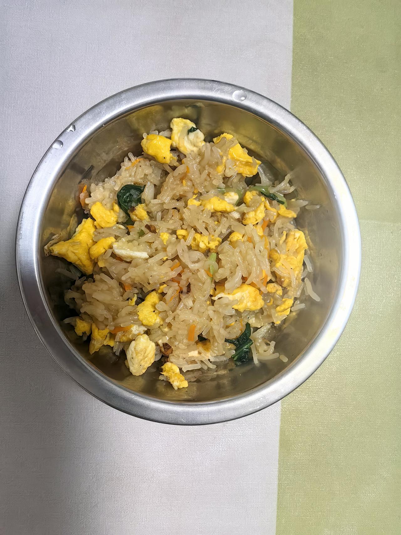 今天早餐队友做的炒米粉、鸡蛋茶，米粉泡久了，炒起来有些碎，不过味道不错。

炒米