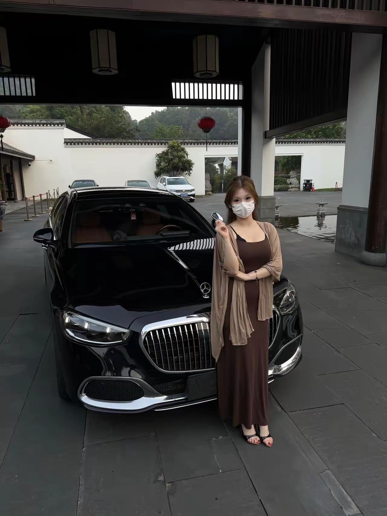 这个小姑娘，年纪轻轻都已经是尊贵的奔驰车主了，真是令人着实羡慕呀。这可是奔驰车，