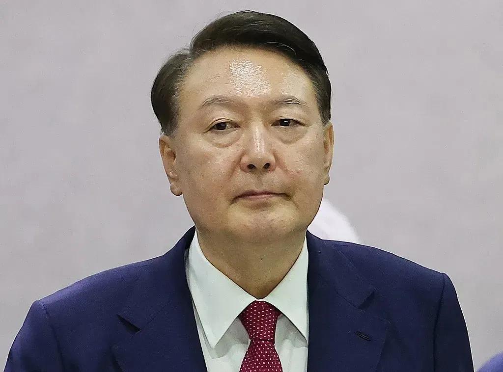 尹锡悦撒无赖拒捕！
天堂到地狱，一步之遥，不做不死，自己把自己作死，以前多么辉煌