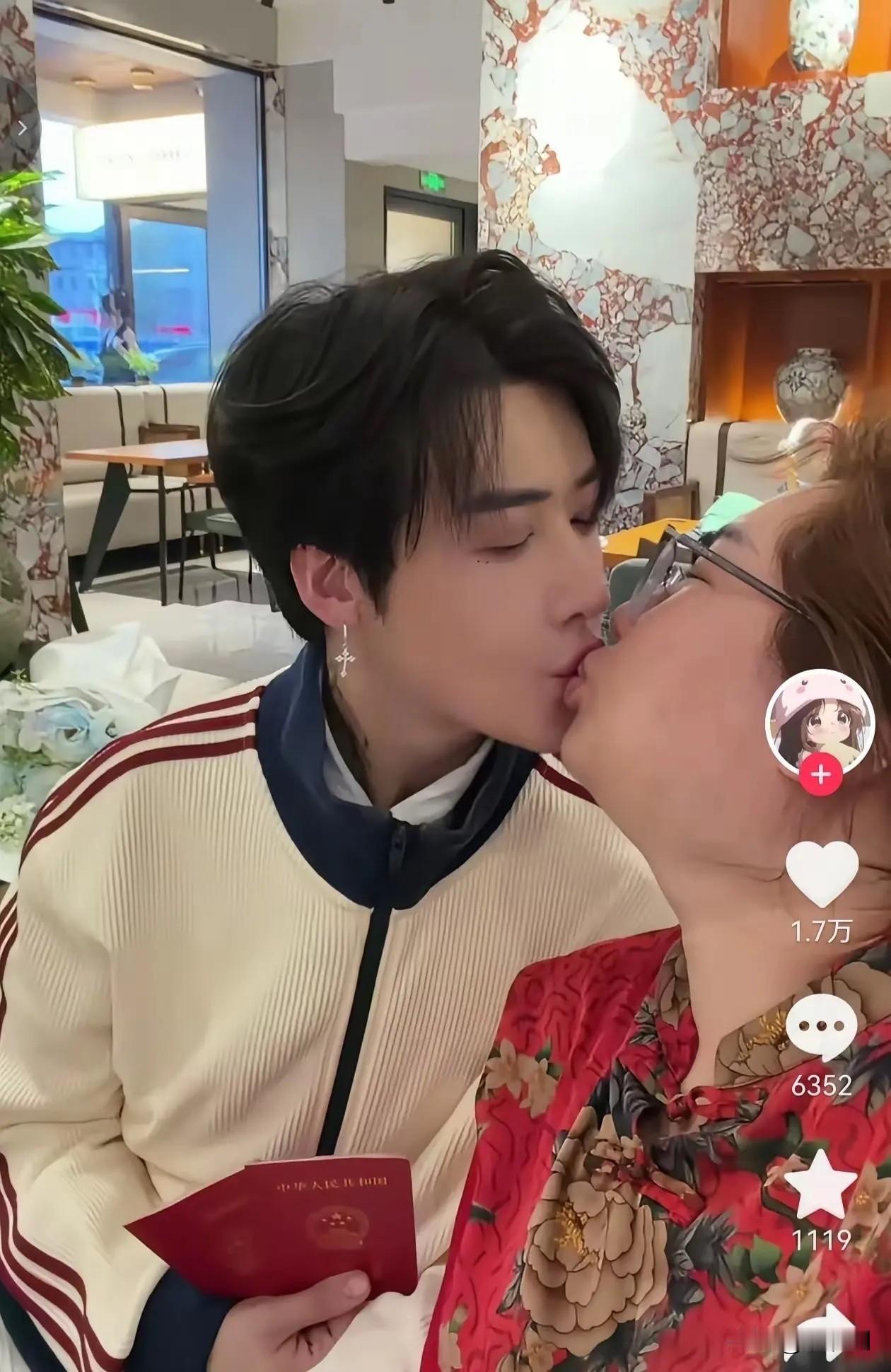一名38岁160斤的大姐，二婚找了个00后小伙，小伙还是头婚，还特意拍视频放到网