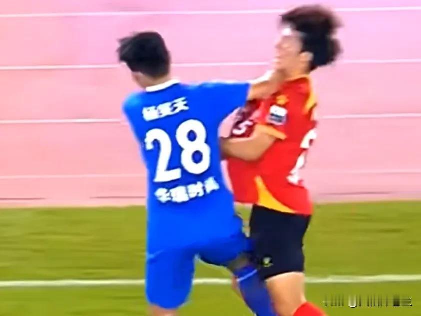昨天晚上，一个专业而漂亮的转身肘，在南京奥体中心上演，“苏超”南京队队长杨笑天成