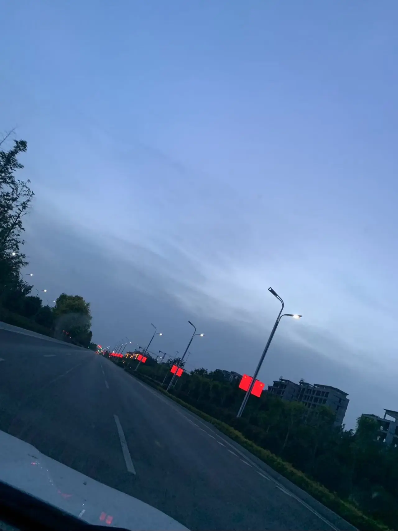 “表面上 不和任何人翻脸，   但在内心 可以和任何人说再见！”