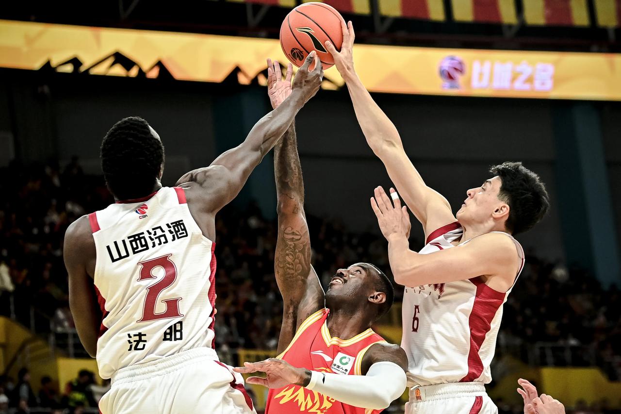 CBA基本战罢三轮，几点发现和感触：
1、裁判抢戏，赛场被折腾的乌烟瘴气。有好几