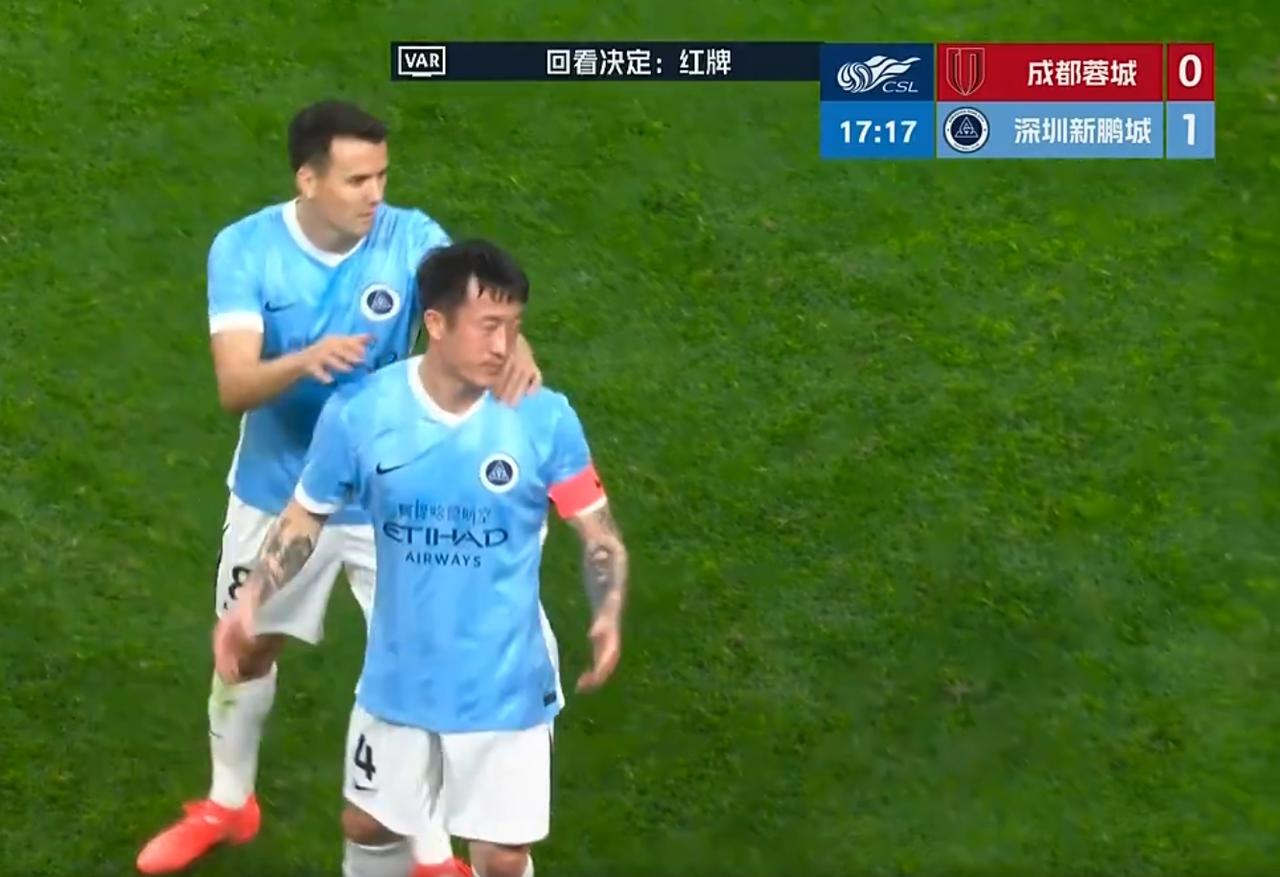 姜志鹏的这张新赛季中超最快红牌让深圳球迷静默了。
因为成都蓉城很快就扳平了比分！