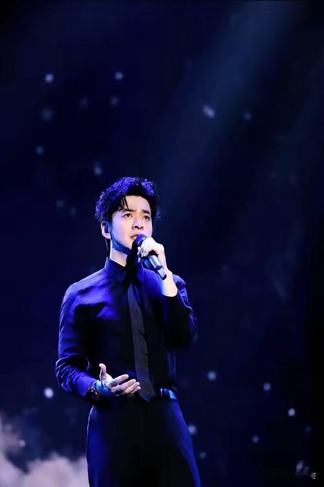 李健51岁，一天一顿饭，空腹举铁，拒绝油腻。
我 30 岁，一天三顿饭，甚至还想