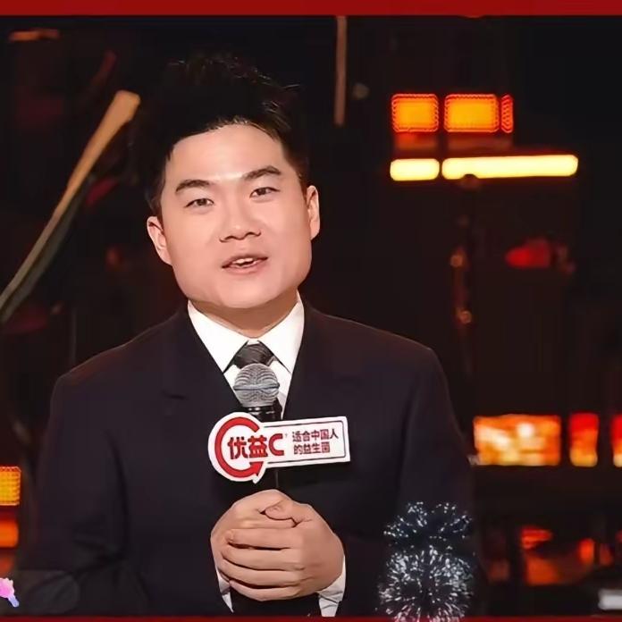 谁能想到！卫视明星扎堆的跨年夜，董宇辉一场“反套路”晚会杀疯了！没流量爱豆、没炫