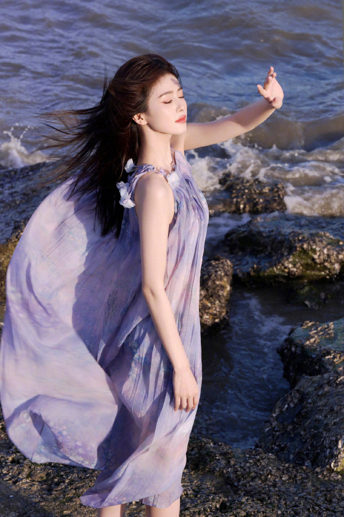 #白鹿紫色夏花长裙##白鹿夏日海边大片# 最新海边大片，紫色吊带长裙在海风的吹拂