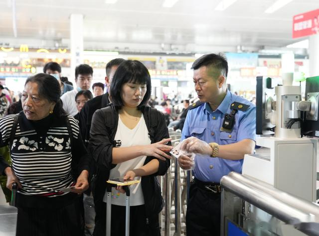 迎接“五一”客流高峰，福州火车站全力保障旅客顺畅出行