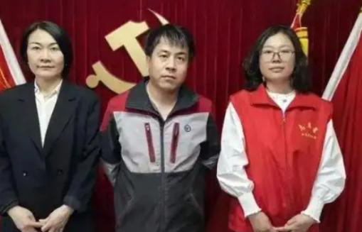 这就是命！2025年5月，北京一快递小哥在一栋别墅送快递，发现女主人前一天的快递