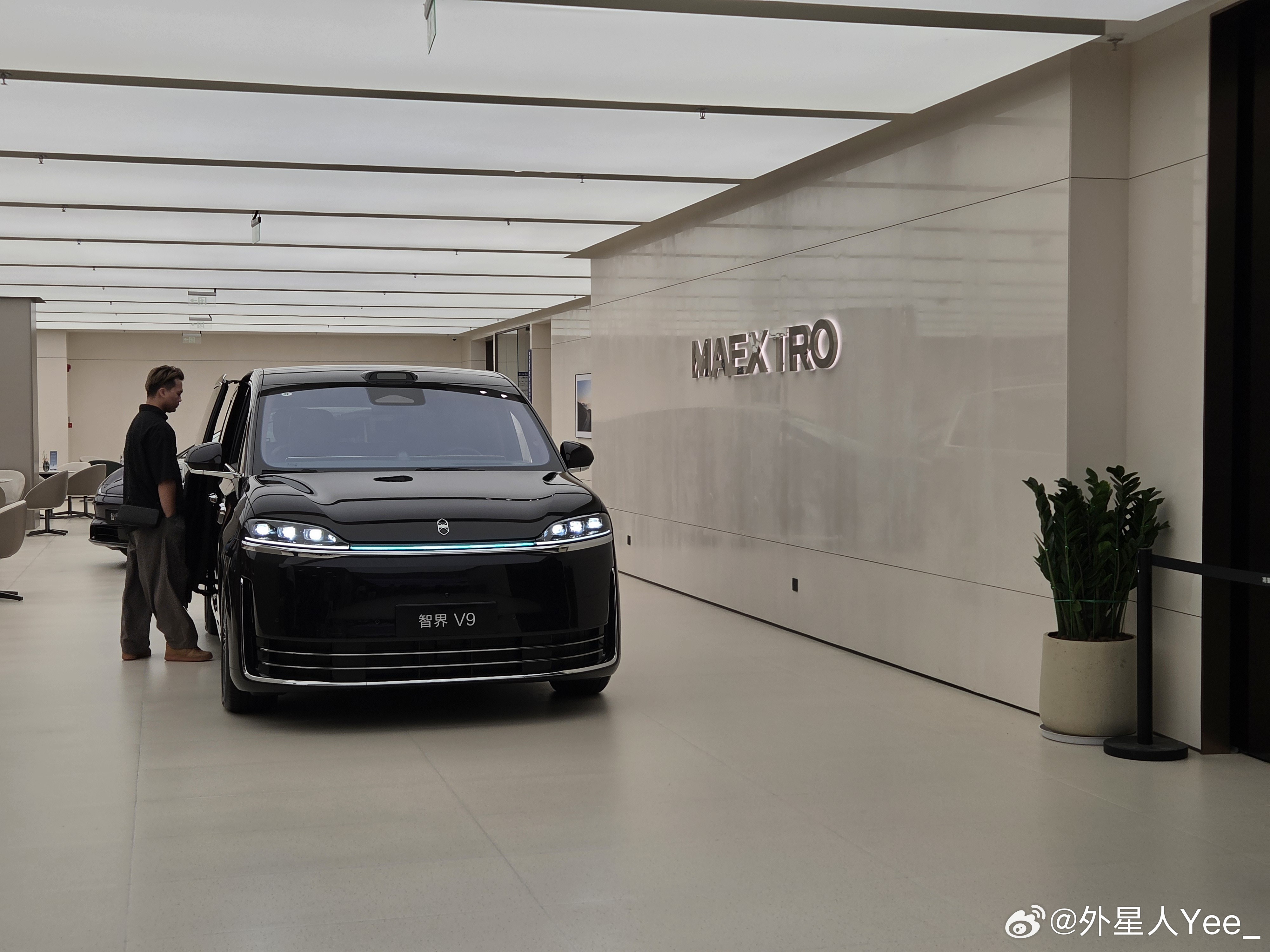 早，来参加一下智界 V9 万台交付仪式