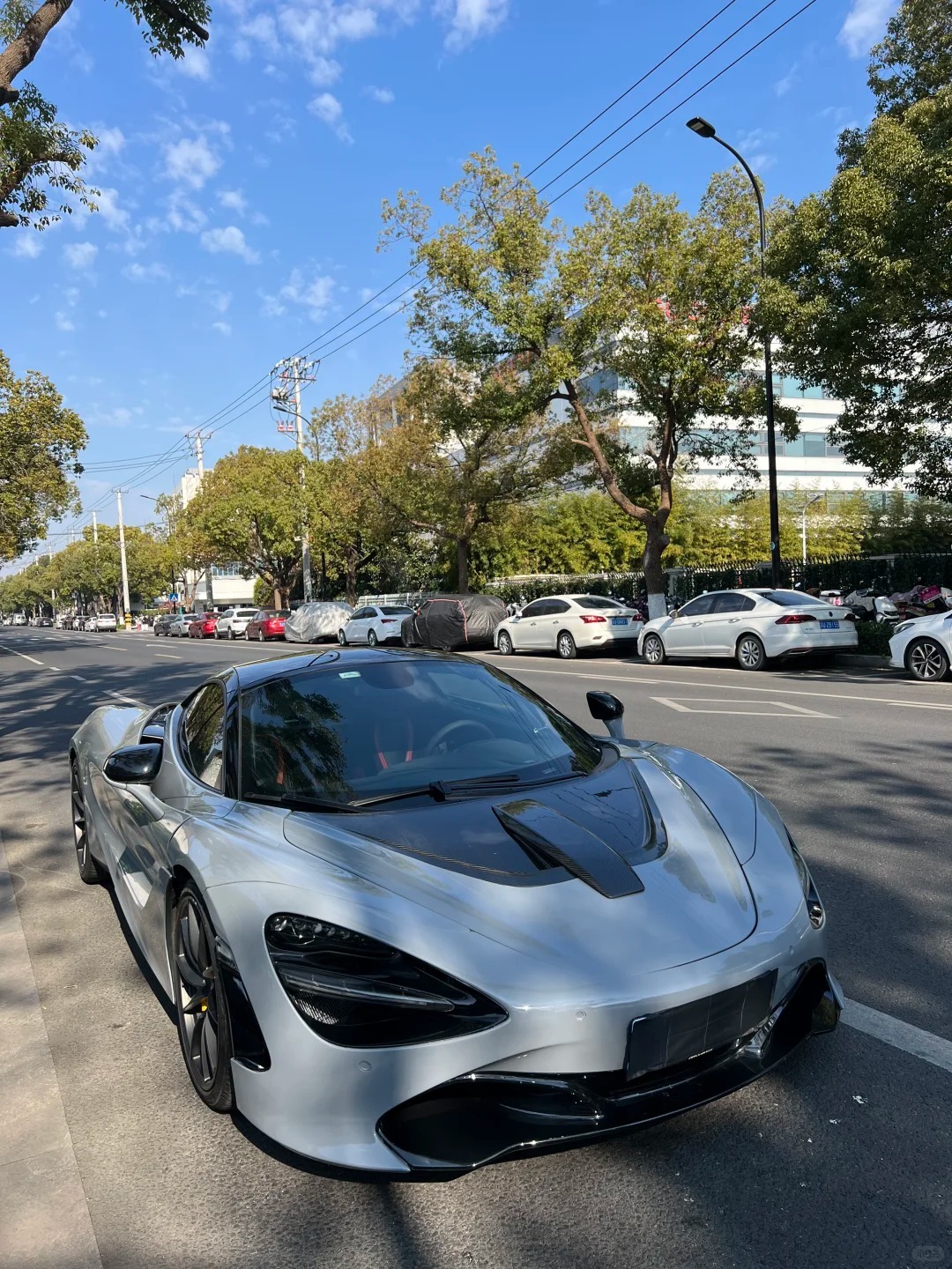 水泥灰色迈凯轮720sp，这太舒服了车的新衣