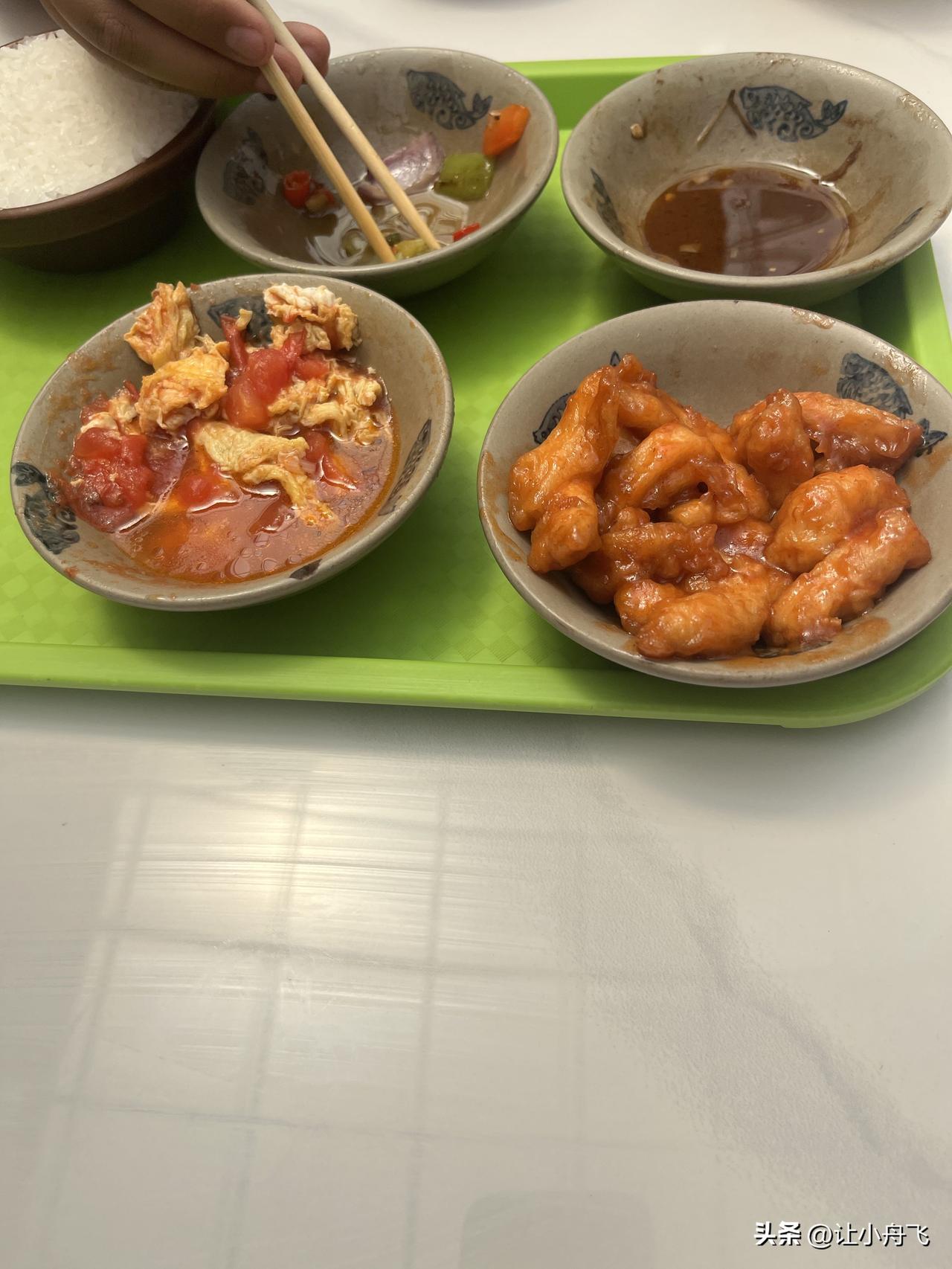 知道为什么这种小碗的菜，这么受年轻女孩的欢迎吗？显得自己吃的少，自己在减肥。
