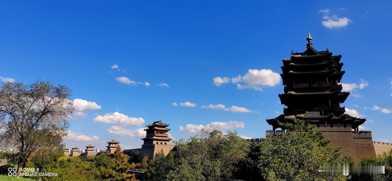 #随手拍大同古城#（原创）
雄姿勃勃，靓丽多彩的大同古城