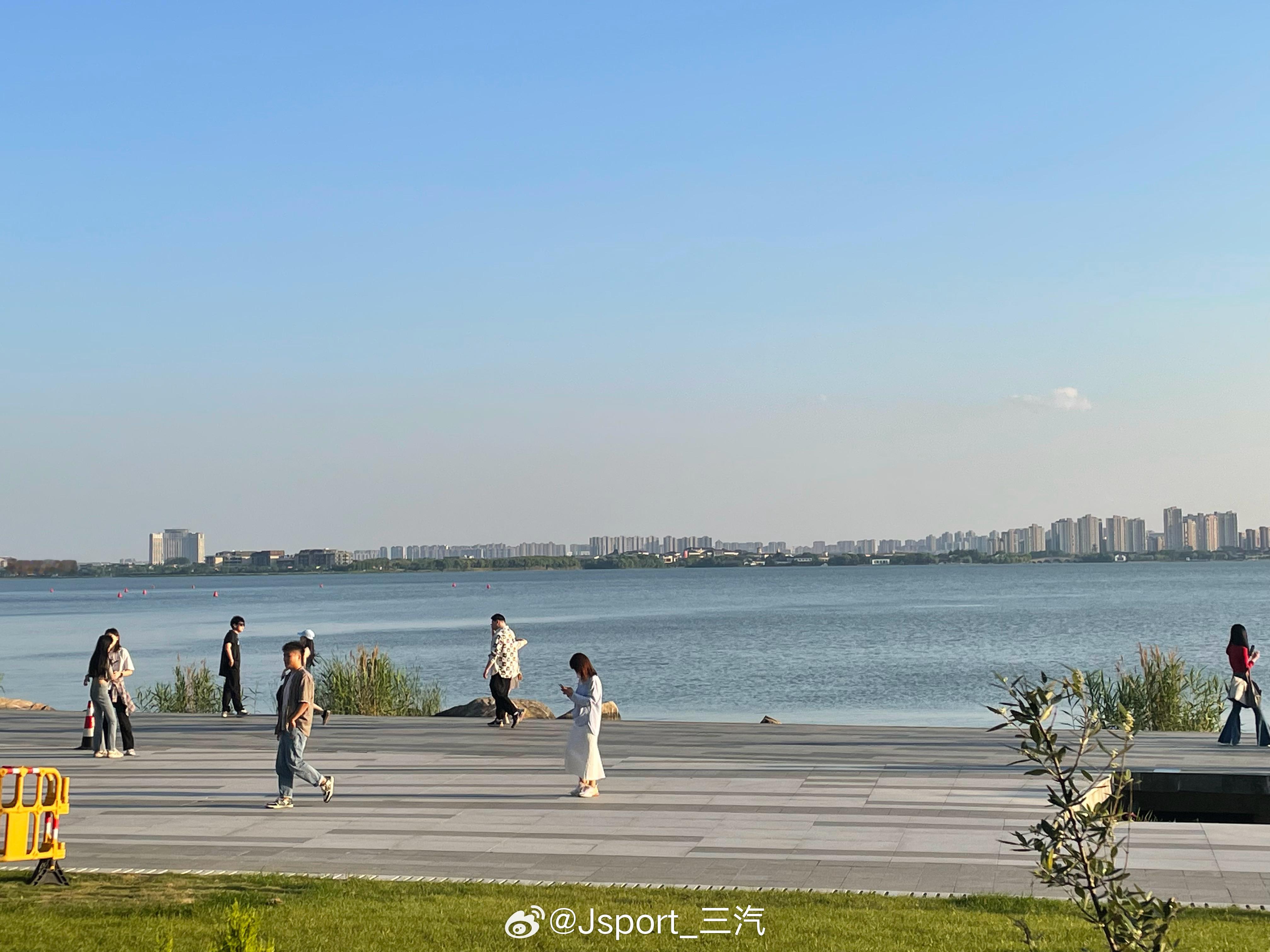 #空气质量# 今天很通透湖边都有点海的蓝  ​​​