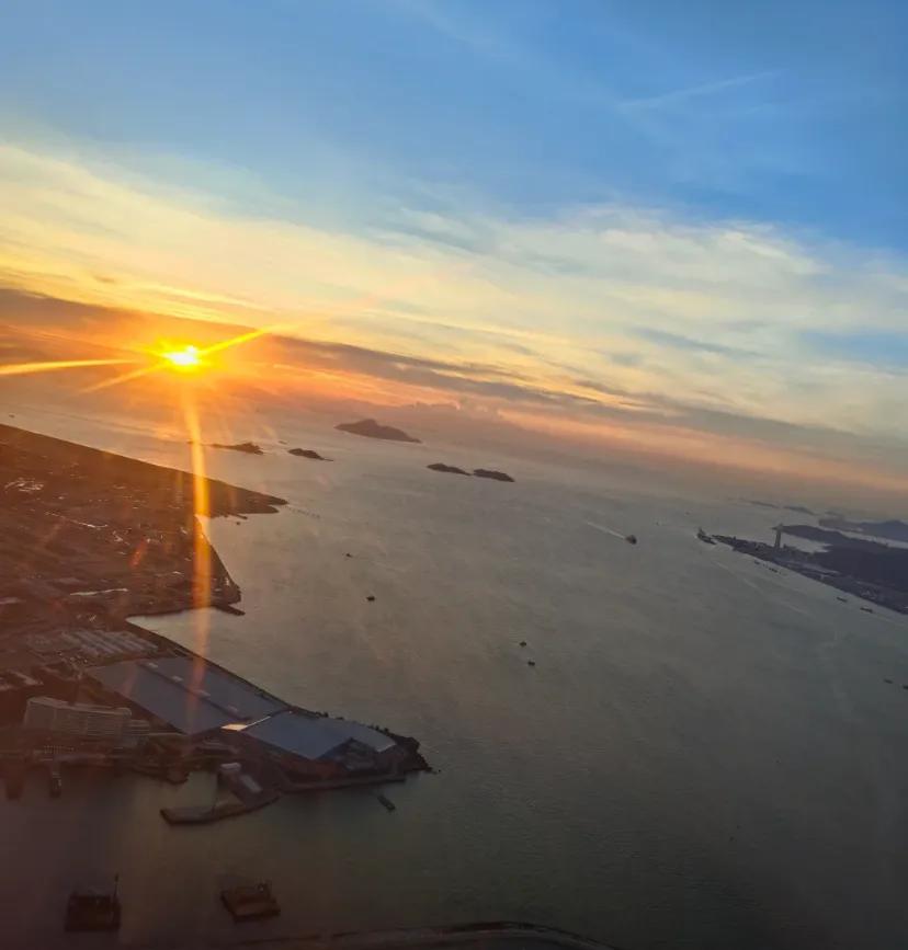 表扬一下川航的天府-香港航班
时间安排得很合理，不用一大早打车去天府机场还提供空