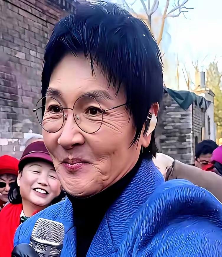 歌坛一哥58岁的孙楠，带着家人租住徐州农家小院，月租不过几百元。
在农家院里种菜