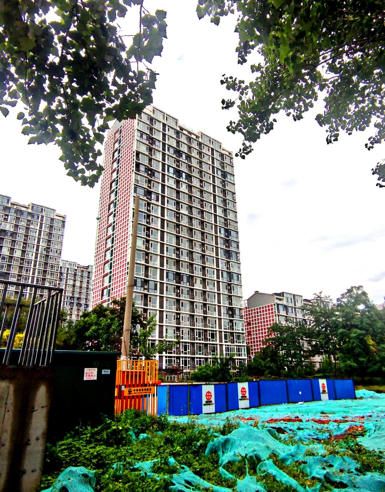 沈阳皇姑区街景一观
    日前，途经沈阳金山路与鸭绿江北街交叉路口，随拍街景。