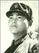 1979年，傣族战士岩龙孤身潜入敌后激战三个小时，毙敌56人，回到部队后，他兴奋