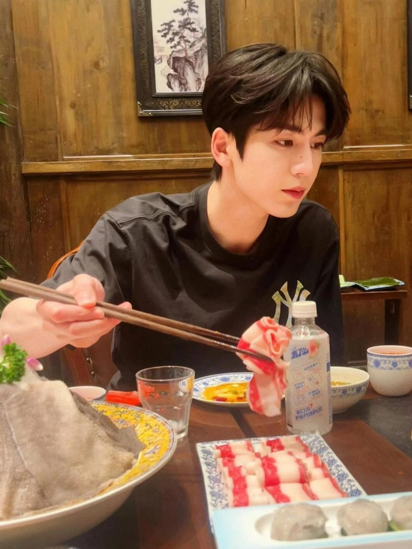 张凌赫做公益的态度张凌赫和张家玮是两个人 原来褪去剧宣时的艺人状态，张凌赫可以这