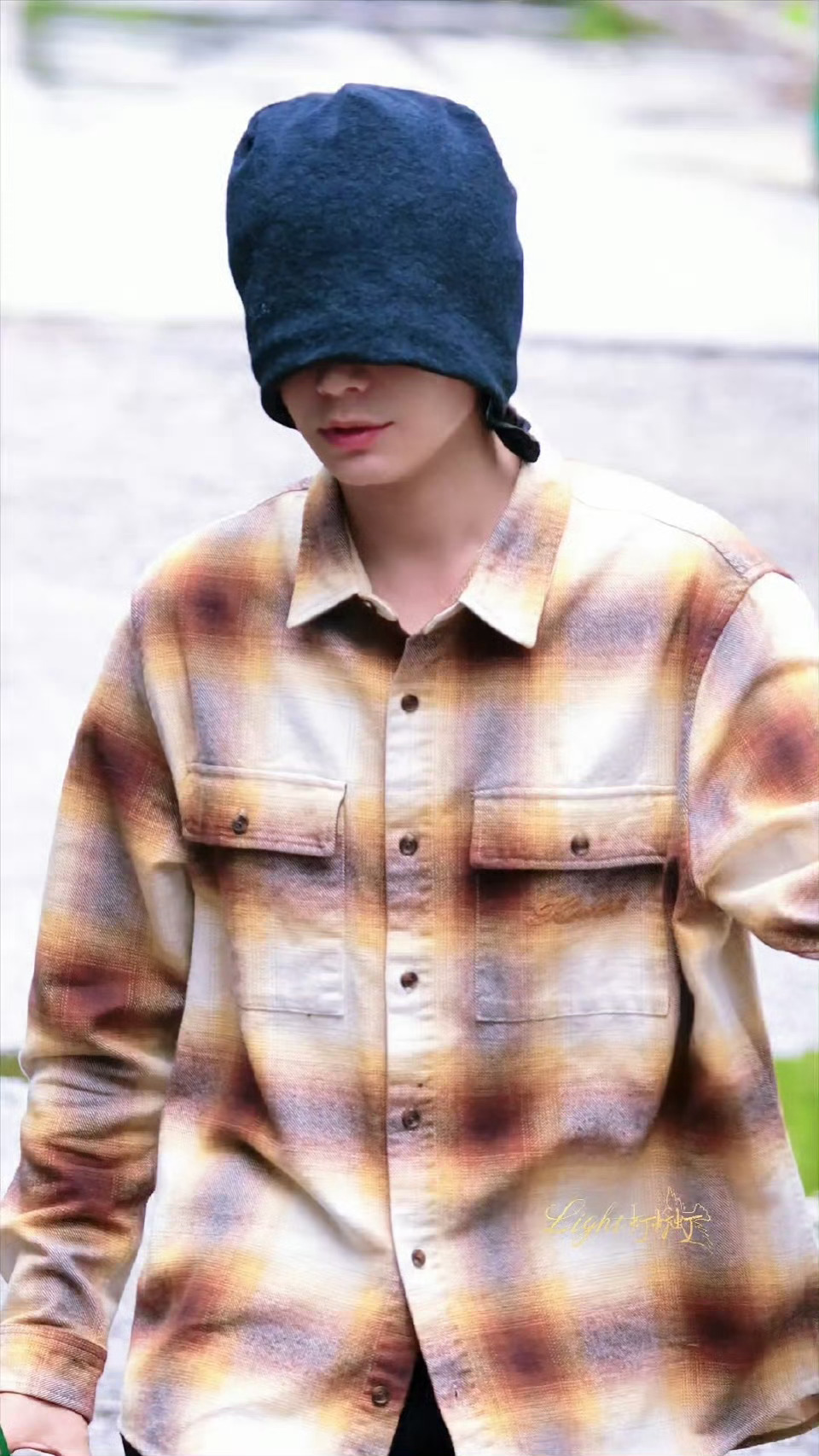 丁禹兮眼睛遮住只露嘴巴的意思就是___丁禹兮冷帽半遮脸衬衫