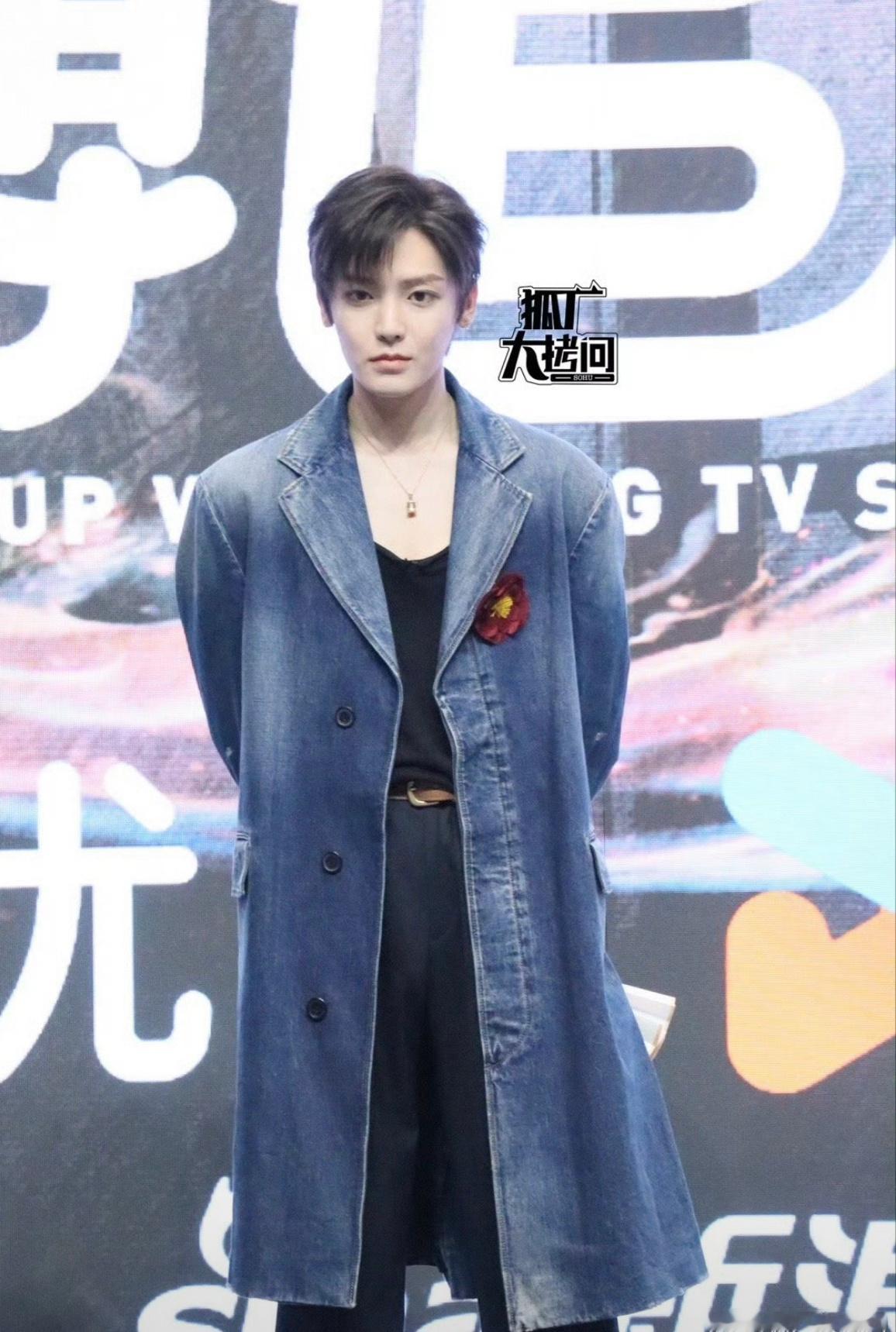 侯明昊 卢昱晓 入青云追剧团生图来了 ​​​