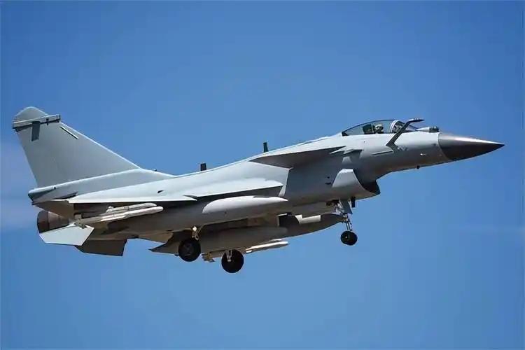 一场普通的军演文艺演出，怎么就成了外交信号？乌兹别克斯坦这次交代新战机的方式，透
