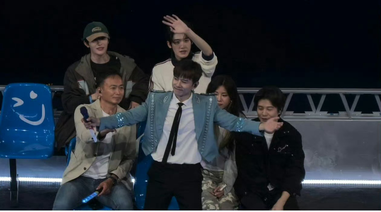 Harry的手一直护着张杰 二十年的感情亦师亦友，许智伟小火车上一直护着张杰，看