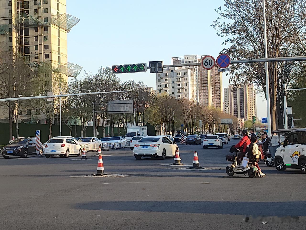 保定乐凯大街有属于自己的“卡丁车”赛道了！
因为修路井盖被锥形桶围上，形成了天然