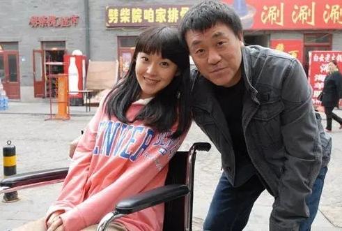 1997年，何冰在同学聚会上遇到了多年未见的女同学，女同学拍着何冰肩膀说：“我都