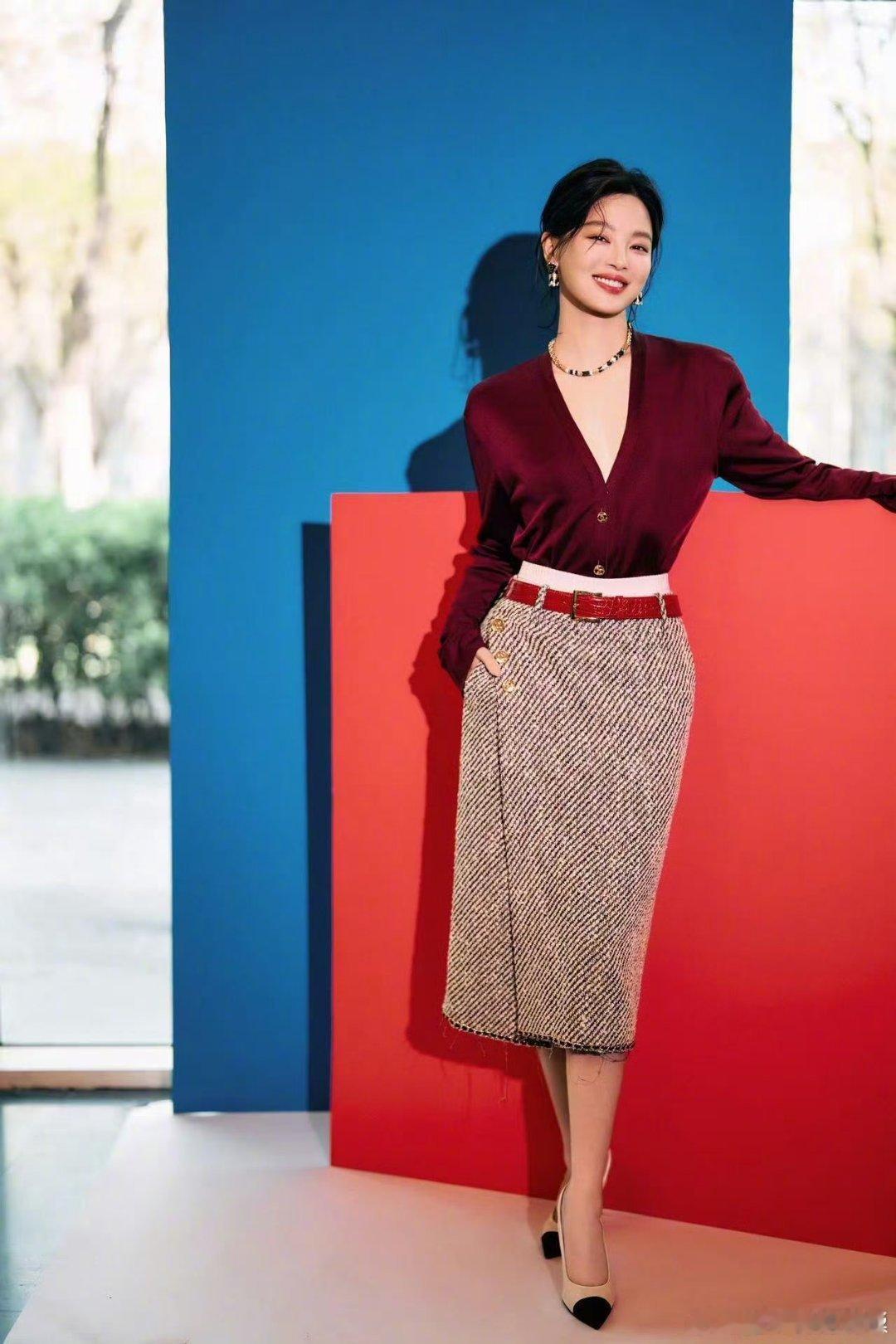 辛芷蕾回应封面登上法国街头风华绽放世界目光！辛芷蕾担当中法文化之春宣传大使，回应