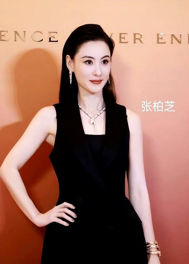 这些年，张柏芝身上最难得的，不只是漂亮和演技，还在那份把日子扛住的劲儿。
圈里人
