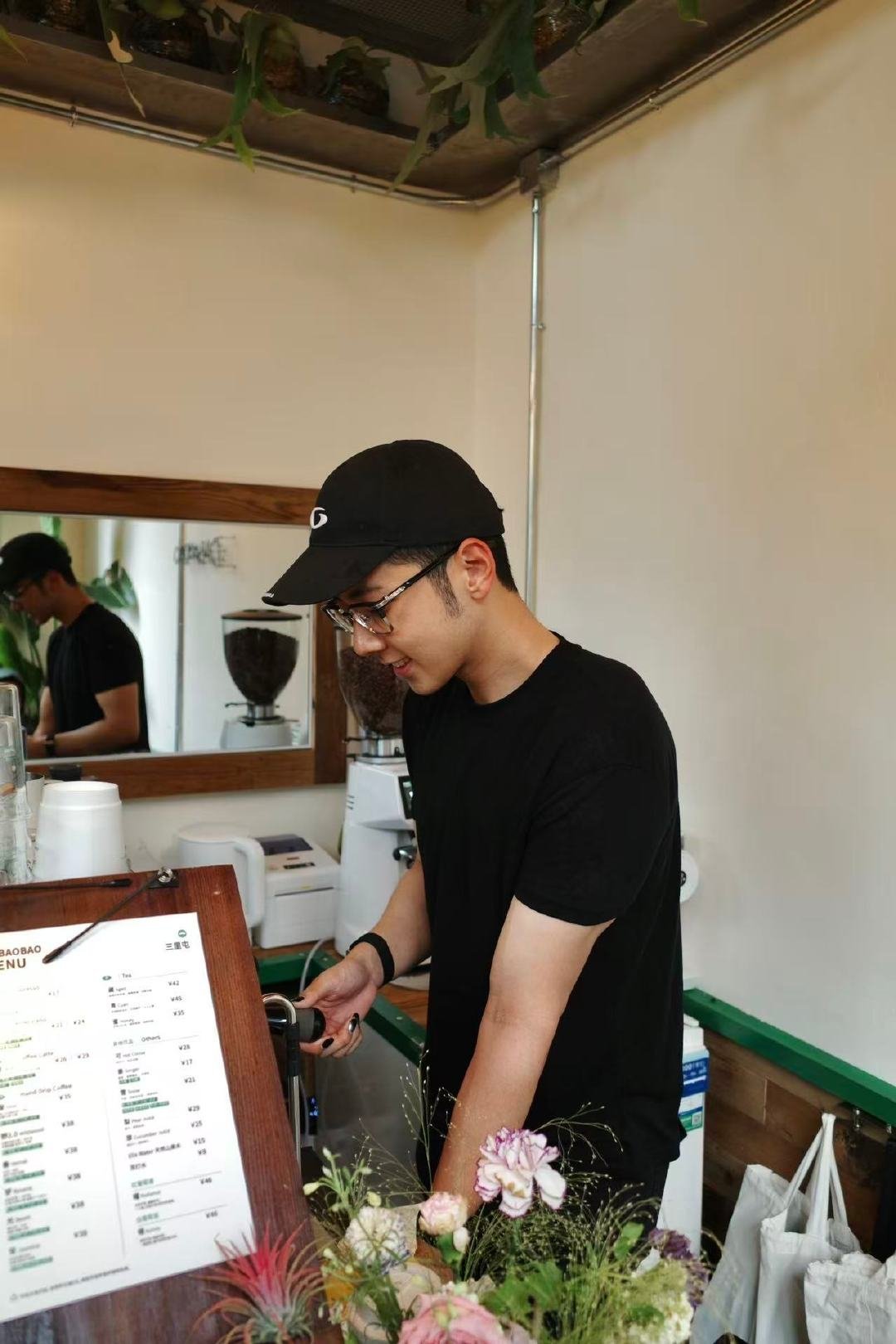 咖啡店偶遇石头做店长偶遇石头咖啡店做店长三里屯咖啡店偶遇“石头”当店长，当年《爸