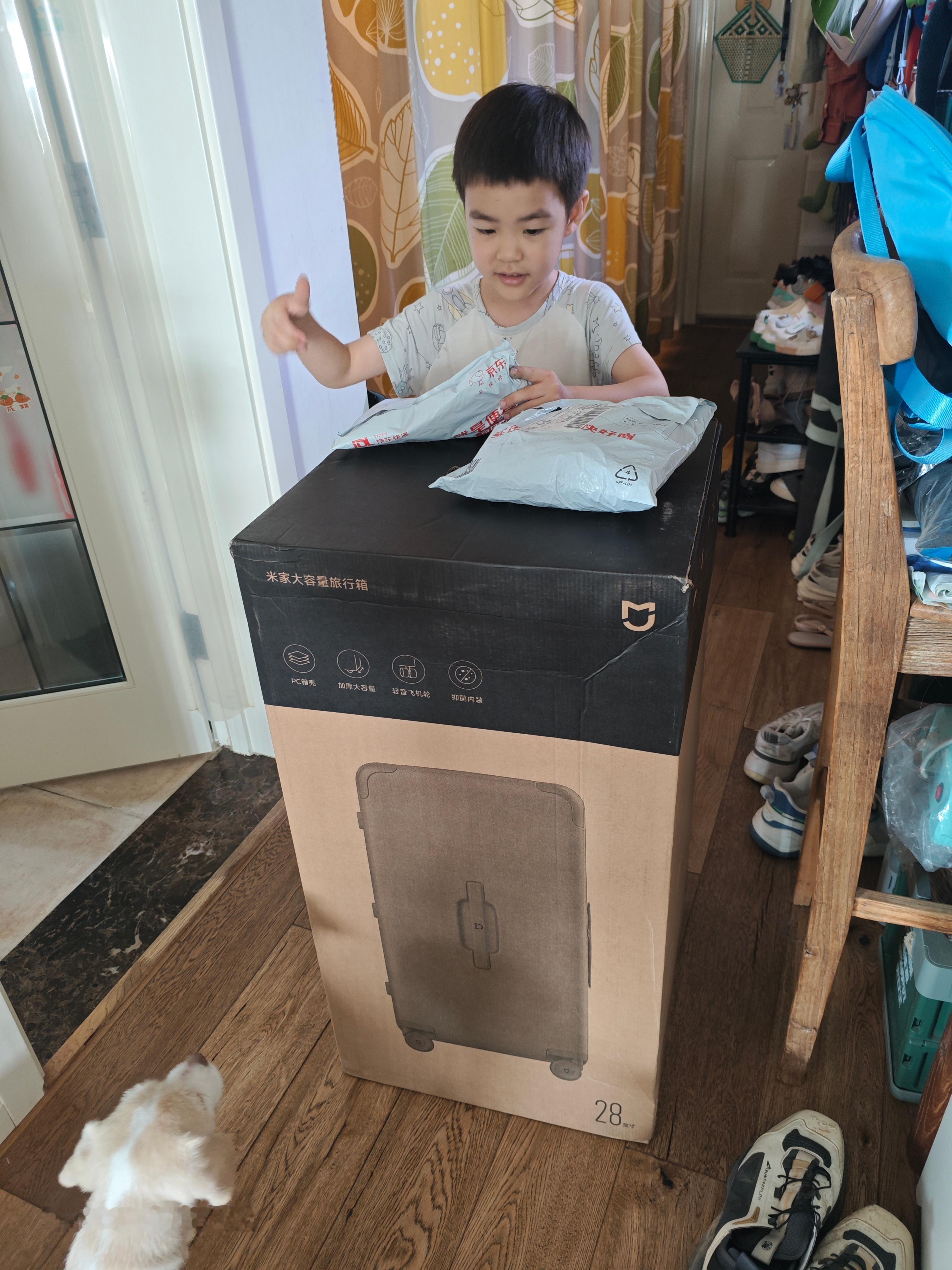 张小苗目前为止收到的最大个儿的快递，为了暑假自驾游新买的28寸小米旅行箱到了[酷