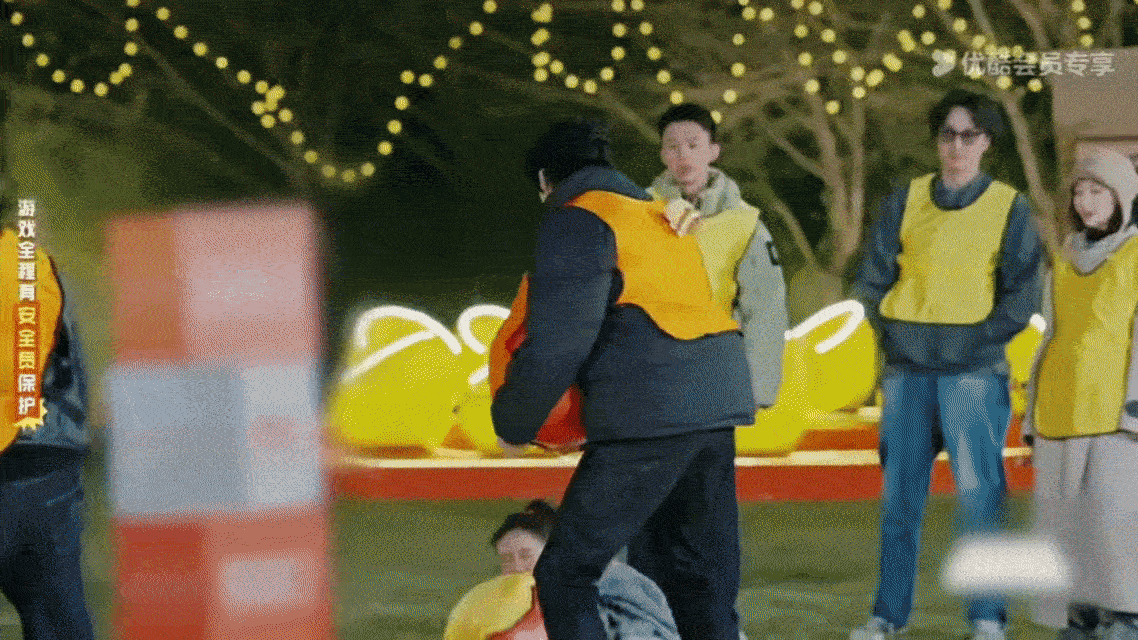 魏大勋把高叶撞飞了魏大勋：大嫂对不起！高叶：这泼天的富贵（跟头）是你给的…周五晚