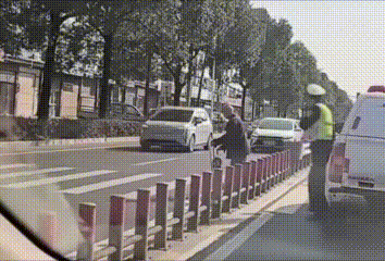 近日湖南长沙，一位司机随手拍下的一段视频，令无数网友感动。

一位步履蹒跚的老人