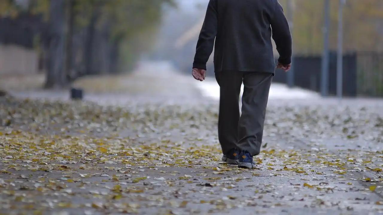 《大病来前，走路先知？走路若有6个表现，或是大病来临的信号》
“一个人走路的样子