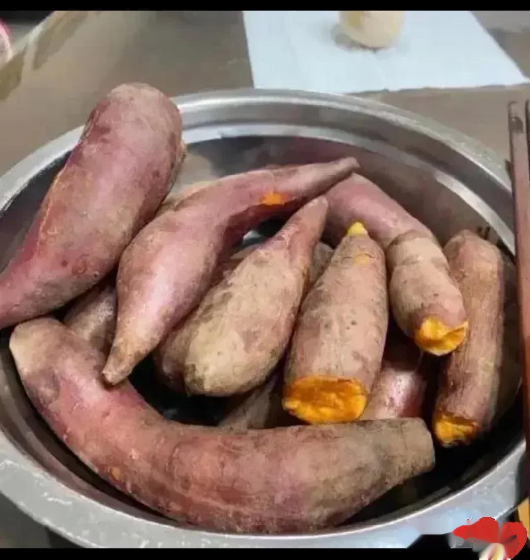 千万别给红薯美颜哈。
美颜镜头下的红薯第一感觉像堆积的一些动物器官。 