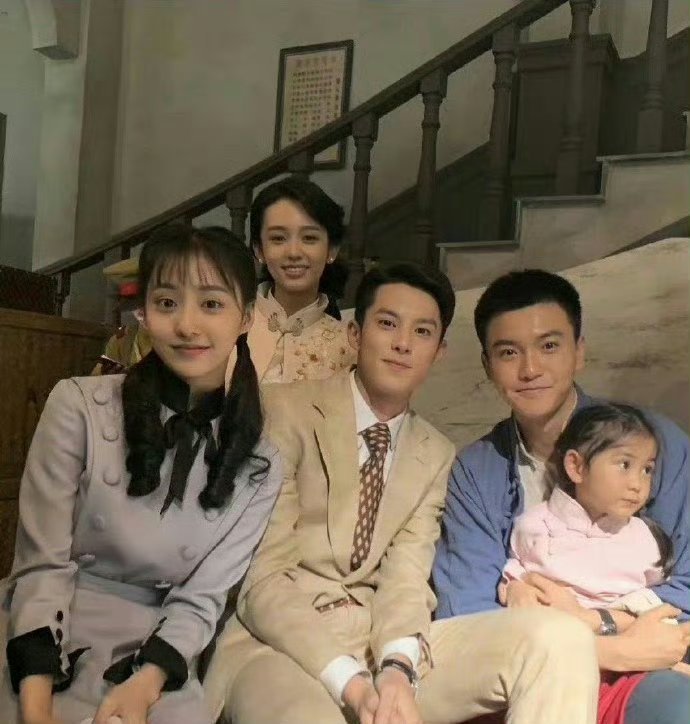 不理解的海报站位第一张女主是周也第二张女主是关晓彤 ​​​