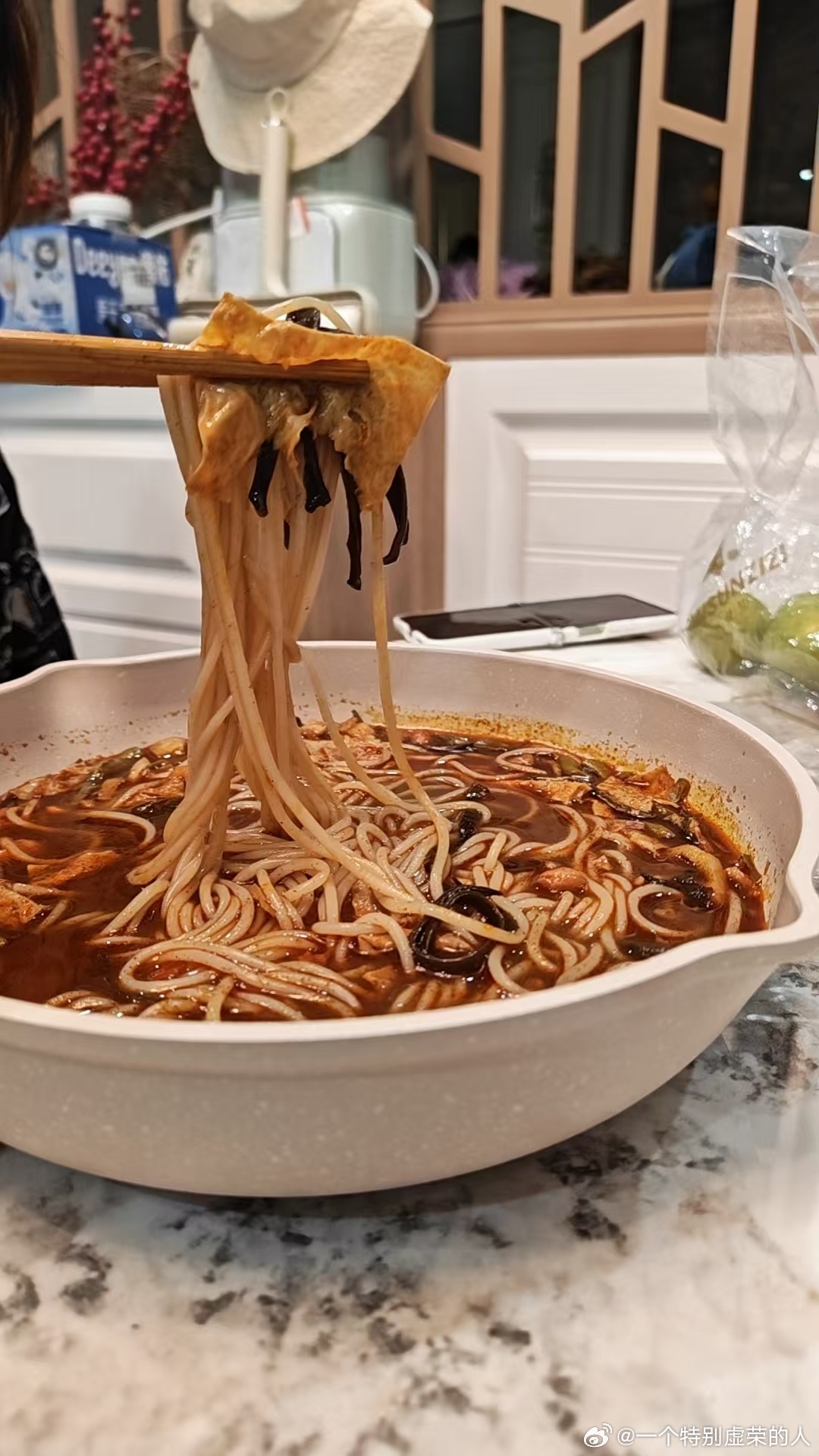 我说我饿，树墩子马上就给我拍她在吃螺蛳粉的照片过来了，更难受了，喜欢吃辣的别错过