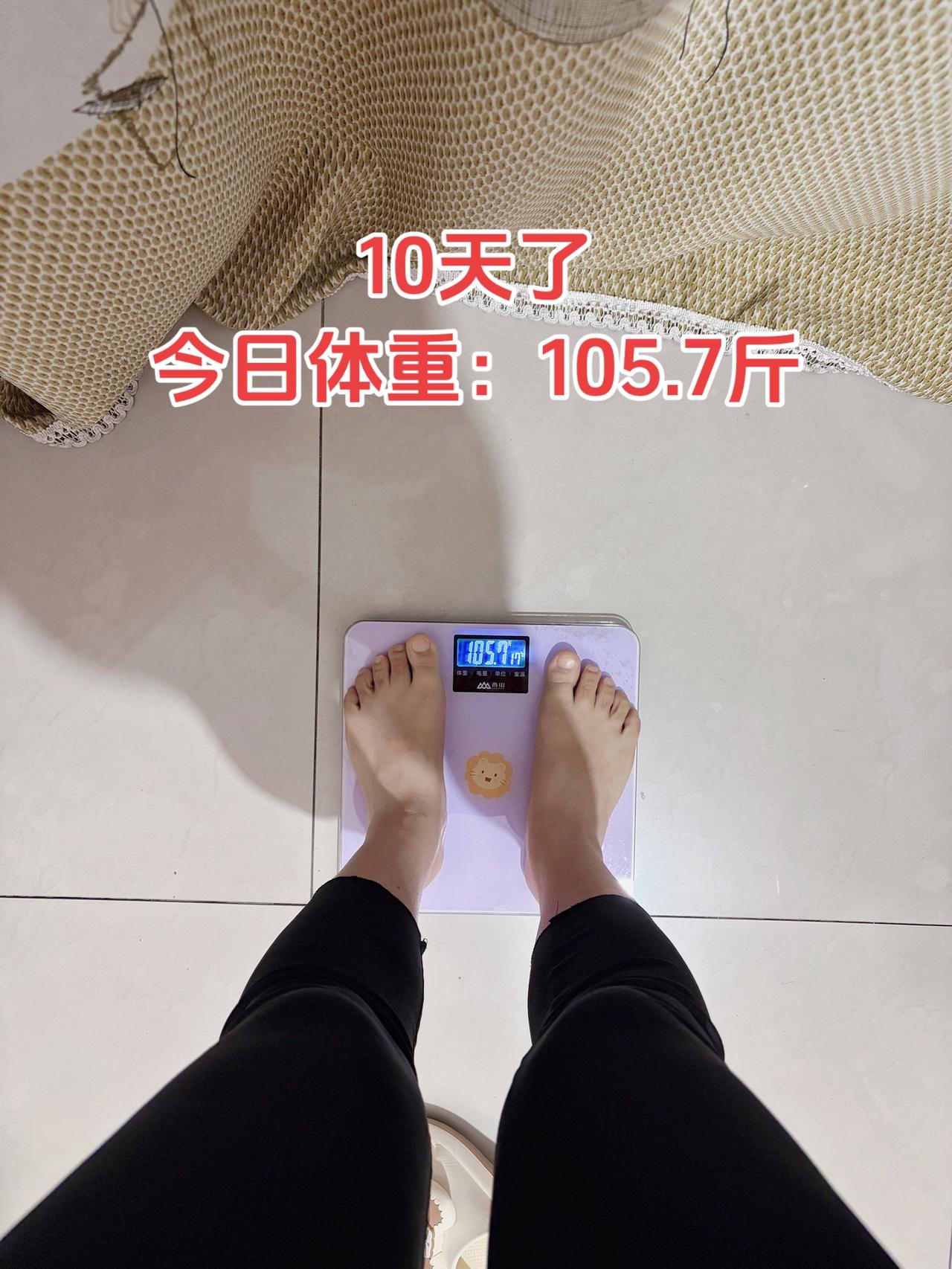 自律减脂健康餐，目标95斤，加油
今日减脂早餐：鸡排三明治+黑咖啡