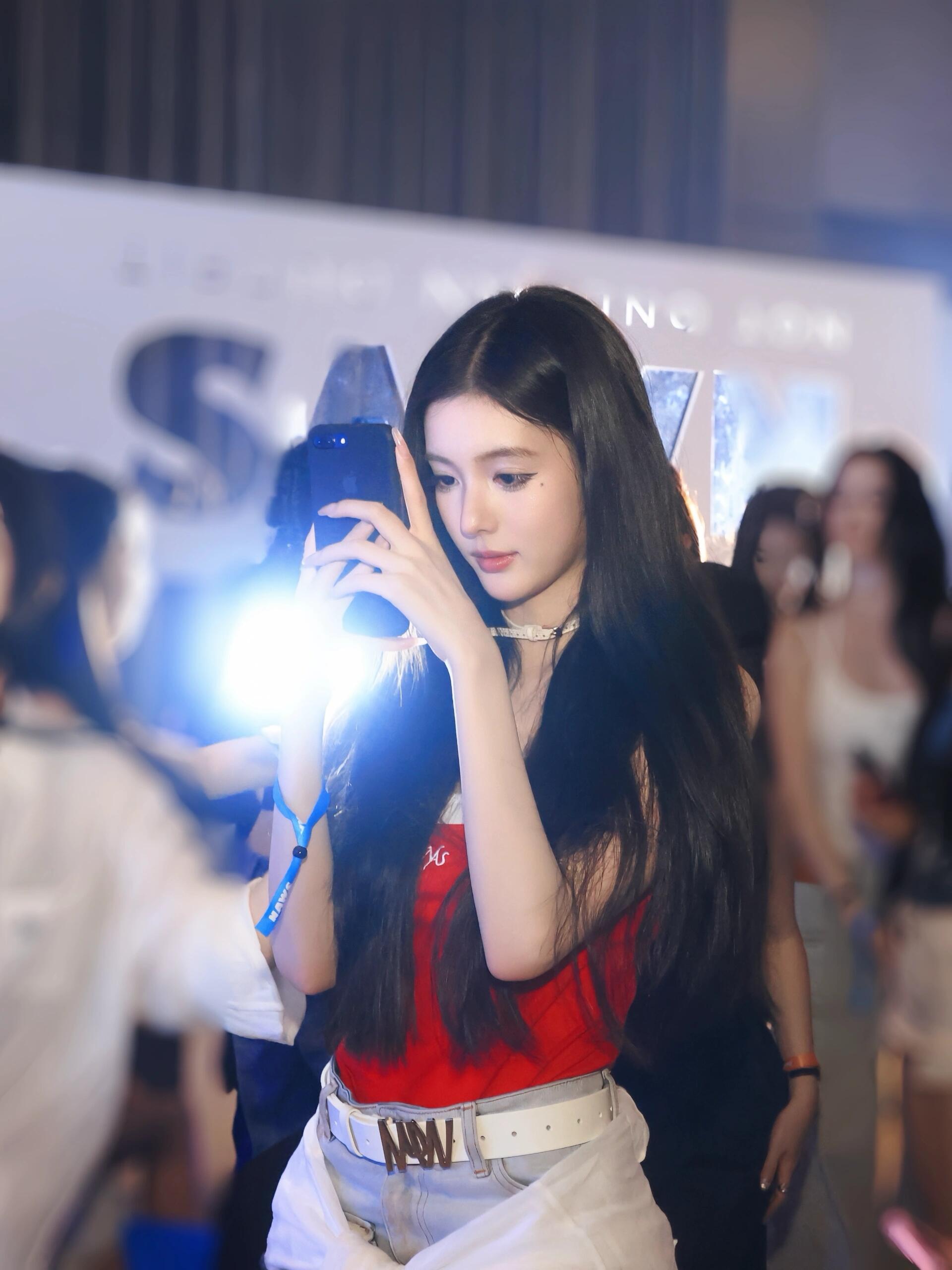 美女就是这样 当我以为她们自拍已经够美的时候 他拍会给我上一课（小怡同学 ​​​