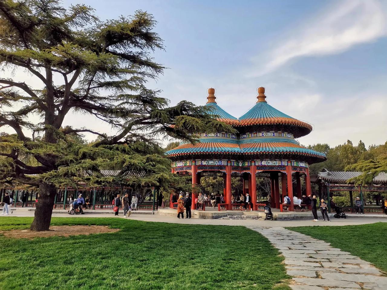 精美的古建筑，纯木质结构，孔雀蓝琉璃瓦，高端大气上档次。

天坛公园内的双环万寿