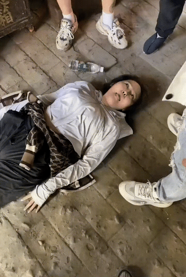 山顶的一座寺庙里，清晨一名女游客刚刚拜完佛，烧完香，突然倒地，不省人事，只有舌头