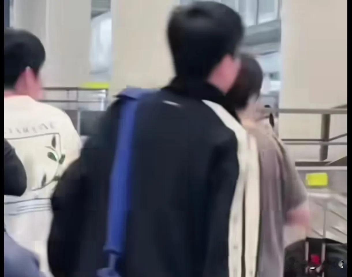 蒯蔓这人能处！
WTT瑞典大满贯结束后，国乒返回北京，机场一位林诗栋的粉丝，想与