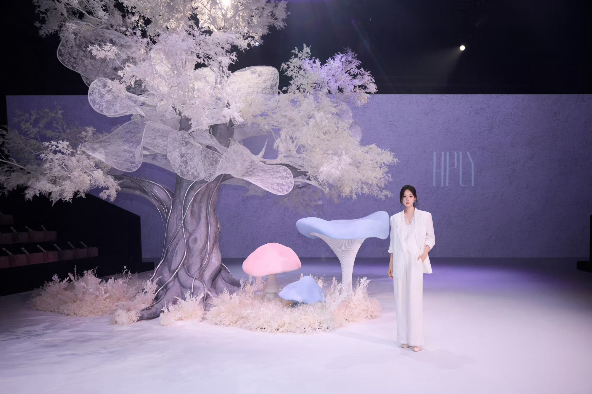 代言人李一桐和荷比俪很搭，简约优雅，期待更多合作李一桐很美