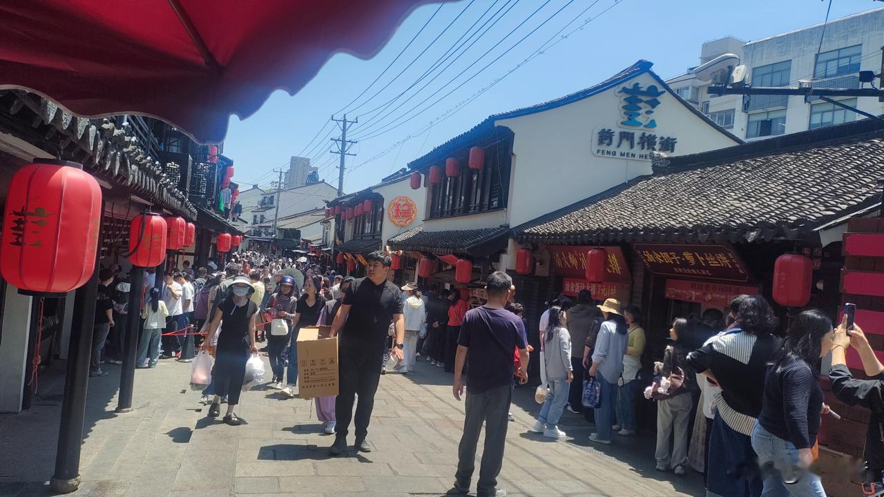 苏州这几天进入了“桑拿模式”。这才头伏开始，温度蹭蹭蹭地冲上了35度以上，据说还