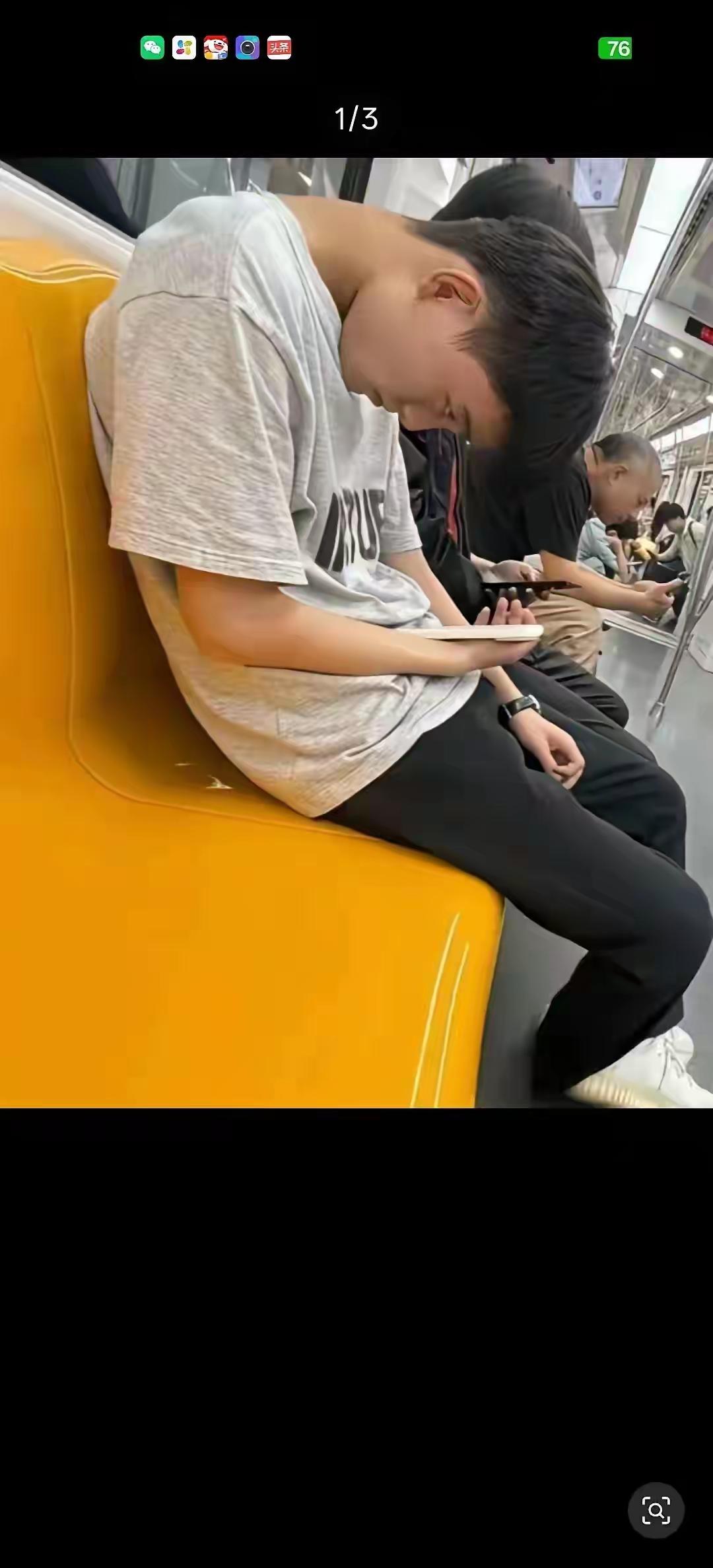 玩手机都这样了，这样的年轻人，颈椎肯定好不了。
等到得上颈椎病，后悔都来不及。