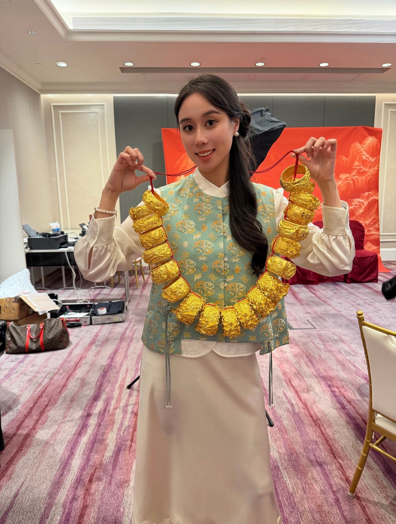何超欣这一拎，网友直接炸锅：“四根手指就能拎起百万黄金？豪门也用空心金撑场子？”