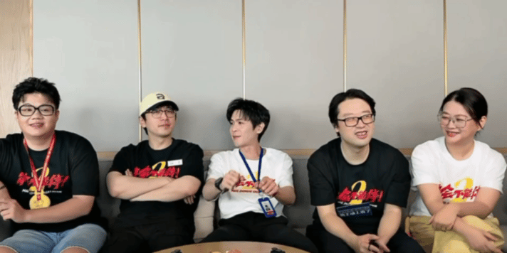 张若昀说刘奔又燃又登张若昀听导演夸他萌的反应年会不能停2主创直播笑点满满，张若昀