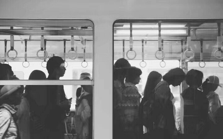 我明明身在人群中，但他们的一切又好似与我无关。——加缪
